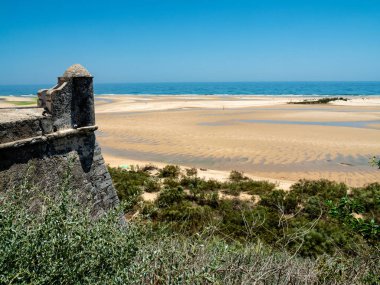 Forte de Cacela, Algarve, Portekiz aşağıda sahil görünümü