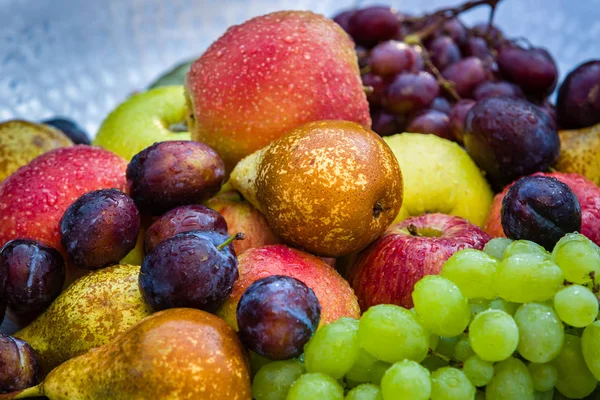 Fruta em um boliche - maçãs, pêras, ameixas e uvas — Fotografia de Stock