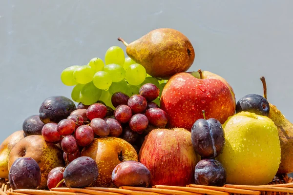 Recogida Frutas Final Del Verano Manzanas Peras Ciruelas Uvas —  Fotos de Stock