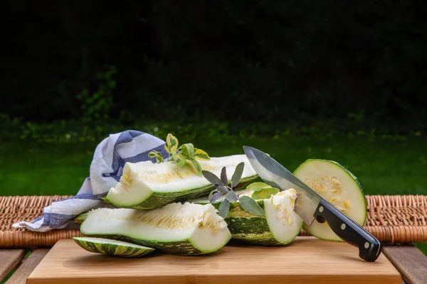 Gehakte Grote Gevlekte Courgette Tuin Tafel — Stockfoto