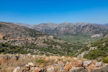 Girit Adası Yunanistan Amigdali köyü yakınlarında bir dağ manzarası