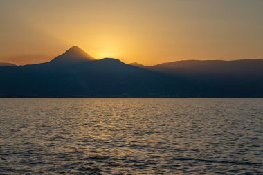 Deniz günbatımı, Iraklio, Girit, Yunanistan Harbor'da üzerinden görünümü
