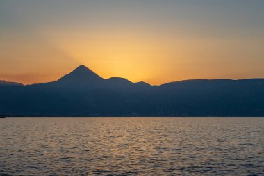 Deniz günbatımı, Iraklio, Girit, Yunanistan Harbor'da üzerinden görünümü