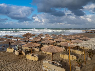 Hasır plaj şemsiyeleri, Rethymno, Crete island, Yunanistan ile sonbahar beach