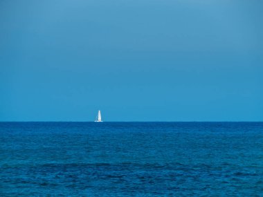 Ufukta beyaz Yelkenli. Rethymno, Girit Adası, Yunanistan