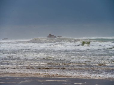 Fırtınalı Atlantik Okyanusu üzerinde kıyıya Essaouira, Fas