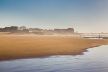Essaouira, Fas yakınındaki kum plajındaki sabah erken