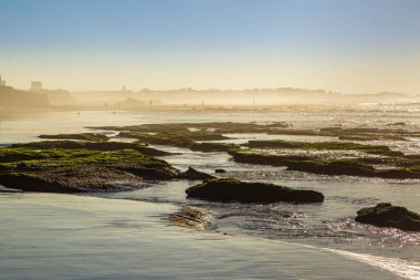 Essaouira, Fas yakınındaki kum plajındaki sabah erken
