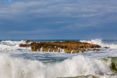 Dalgalar sörf fırtınalı Atlantik kıyısında yakın: Safi, Morocco