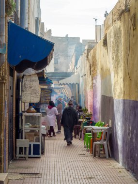 Essaouira, Fas - 31 Ekim 2018: Essaouira sakinleri popüler sokak. Burada ızgara balık ve nane çayı gidin.