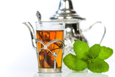 Geleneksel Arapça nane çayı yenileniyor. Beyaz arka plan üzerinde izole.