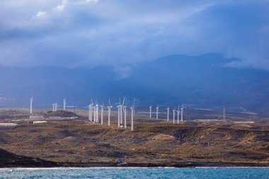 Adadaki rüzgar türbinleri - ekolojik ucuz enerji kaynağı 