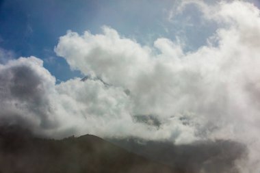 Pico de Teide volkanı bulutlarda. Tenerife.