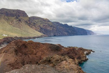 Mirador Punta de Teno gelen Los Gigantes görünümü