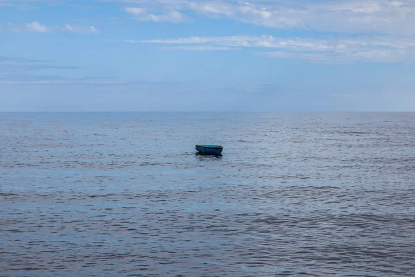 Barca da pesca solitaria sull'oceano — Foto Stock