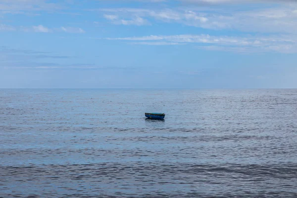 Bateau de pêche solitaire sur l'océan — Photo