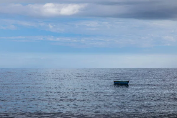 Bateau de pêche solitaire sur l'océan — Photo