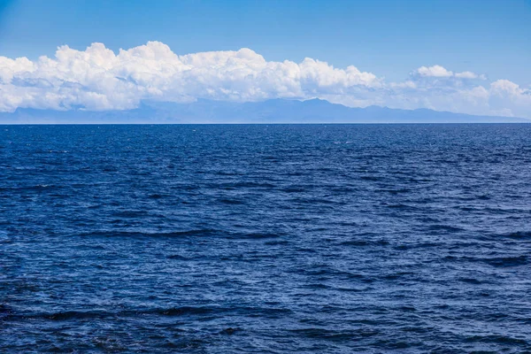 Atlantico con l'isola di Gran Canaria sullo sfondo — Foto Stock