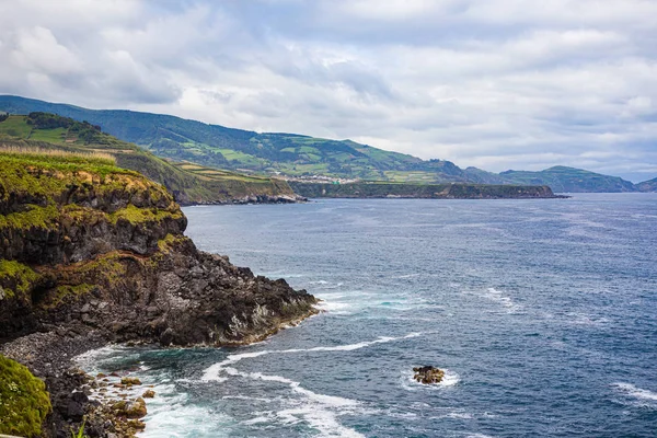 Baía na cidade de Maia, na Ilha de São Miguel, arquipélago dos Açores — Fotografia de Stock