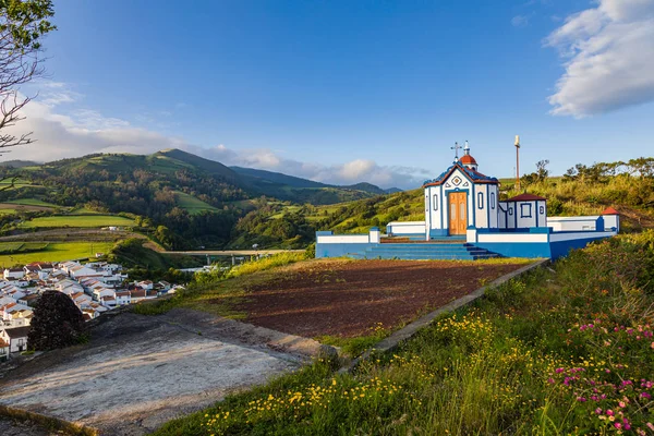 Iglesia Católica de Nossa Senhora Do Monte sobre Agua De Pau, Sao — Foto de Stock