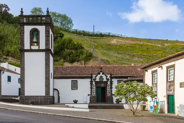 Iglesia y Centro De Turismo en Povoacao en la Isla de Sao Miguel, A — Foto de Stock
