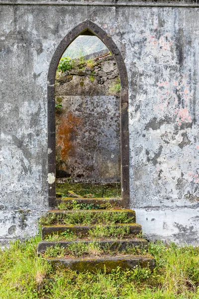 Antiguas ruinas de casa abandonada en medio de la isla de Sao Miguel , — Foto de Stock