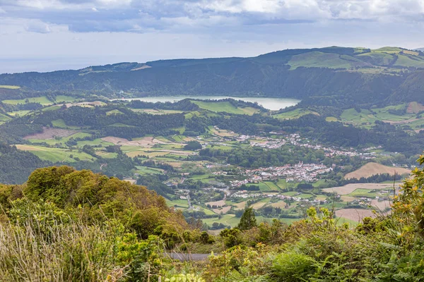 À distância Lago Furnas na Ilha de São Miguel, Açores — Fotografia de Stock