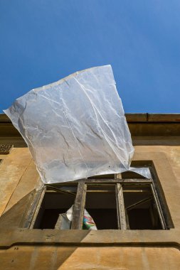 Pencerede rüzgar var. Slovakya 'nın Jablonica köyündeki harap olmuş konak.