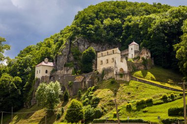 Benedictine Manastırı, Cizvit Manastırı Trencin, Slovakya yakınlarındaki Velka Skalka