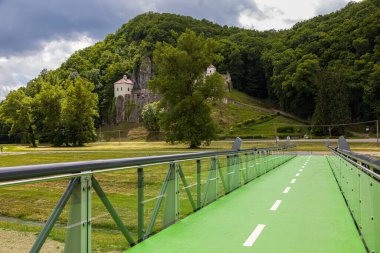 Benedictine Manastırı, Cizvit Manastırı Trencin, Slovakya yakınlarındaki Velka Skalka