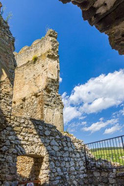 Slovakya, Trencin yakınlarındaki Beckov şatosunun kalıntıları