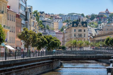 Carlsbad, Çek Cumhuriyeti - 12 Ağustos 2025: Çek Cumhuriyeti 'nin ünlü Karlovy Vary (Carlsbad) merkezindeki yaz yürüyüşü