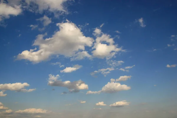 浅蓝色天空中的光云 — 图库照片