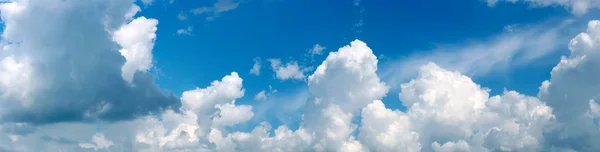 青色の背景に明るい白い雲 — ストック写真