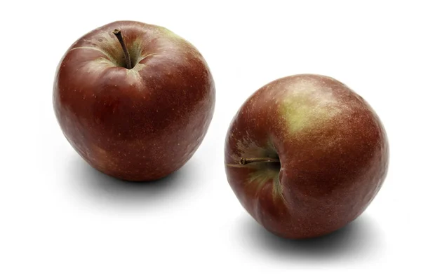 Dos Manzanas Rojas Sobre Fondo Blanco — Foto de Stock