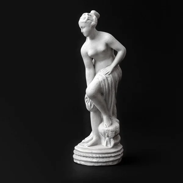 Bela escultura mulher branca no fundo preto — Fotografia de Stock