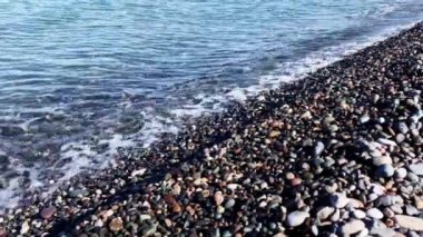 Deniz çakıl plaj ve güneşli gün