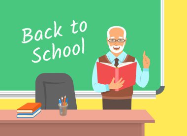 Sınıfta blackboard, Açık kitap ile ayakta öğretmen yaşlı adam. Okul sınıf iç. Geleneksel eğitim kavramı. Vektör karikatür çizim. Geri okul afiş için.