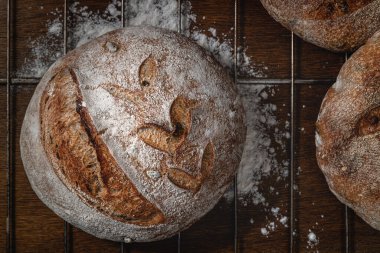 Yiyecek, Ekşi Ekmek, Kahverengi Ahşap Masanın Üzerinde El Yapımı Ekmek