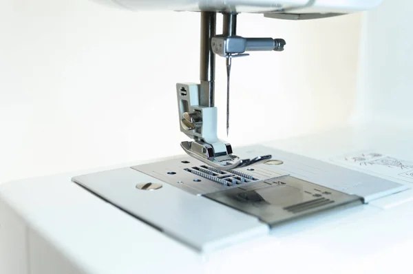 Close-up: o mecanismo da máquina de costura. Fundo branco . — Fotografia de Stock