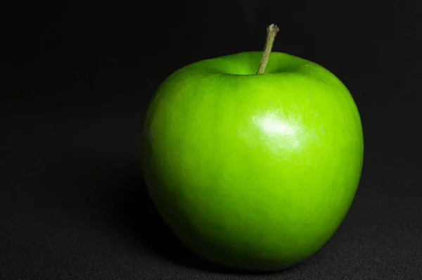 Fresh green apple on black background. — Stock Photo, Image