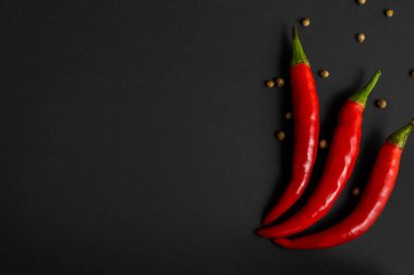 Biber ve kişniş siyah bir arka plan. Kopya alanı ile. Düz-lay, en iyi görünümü.