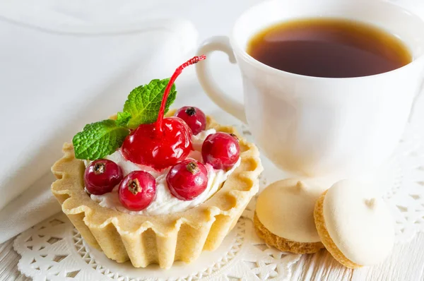 Leckeres Törtchen mit frischen Beeren und Frischkäse, ein bisschen Tee und kleine Plätzchen. — Stockfoto