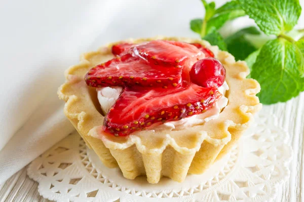 Delicious tartlet with fresh strawberries and cream cheese. — Stock Photo, Image