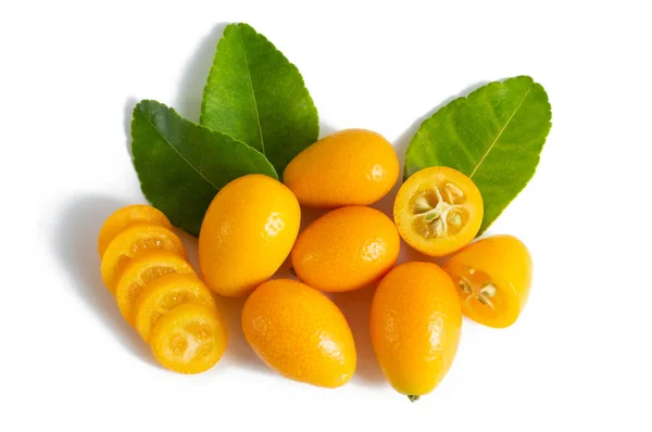 Cumquat หรือ kumquat ที่มีใบแยกกันบนพื้นหลังสีขาว ปิดขึ้น . — ภาพถ่ายสต็อก