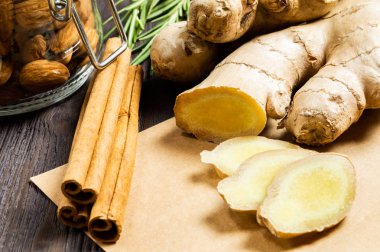 Zencefil, tarçın çubukları, badem ve biberiye - çay ve içecekler için yararlı katkı maddeleri.