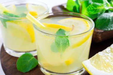 Koyu ahşap masada limon ve nane veya limonata yaz içkisi.