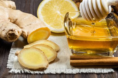 Bal, limon ve zencefil - çay ve içecekler için yararlı katkı maddeleri.