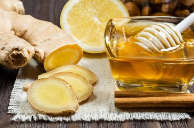 Bal, limon ve zencefil - çay ve içecekler için yararlı katkı maddeleri.