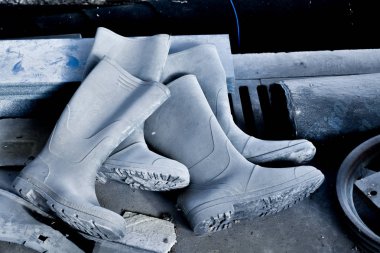 Unutulmuş eski lastik çizme, yere atılan çalışma